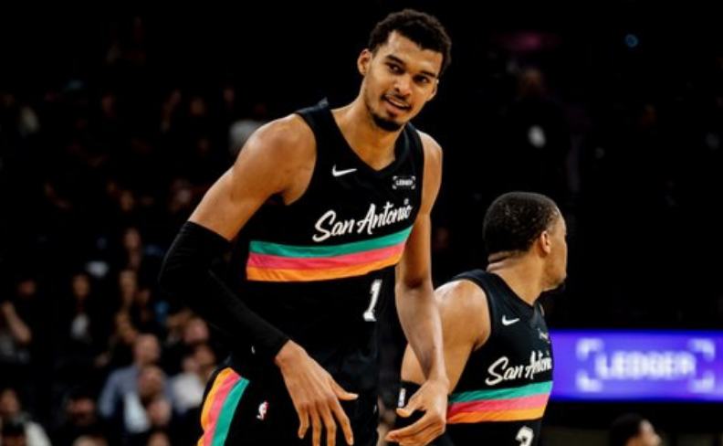 开云体育网址-尼克斯大胜终结马刺11连胜 文班25+13+4帽难敌纽约双枪49分