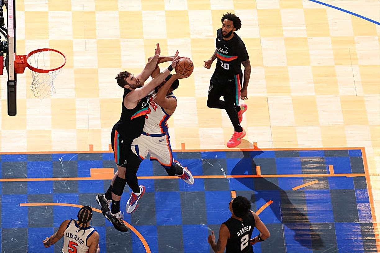 开云体育在线-表现正在逐渐下滑，马刺替补中锋的这份长约可能会成为垃圾合同？