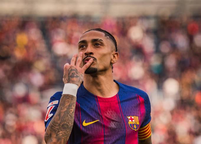 开云-拉菲完成生涯第3帽，且为近50年第2位西甲对塞维戴帽巴萨球员